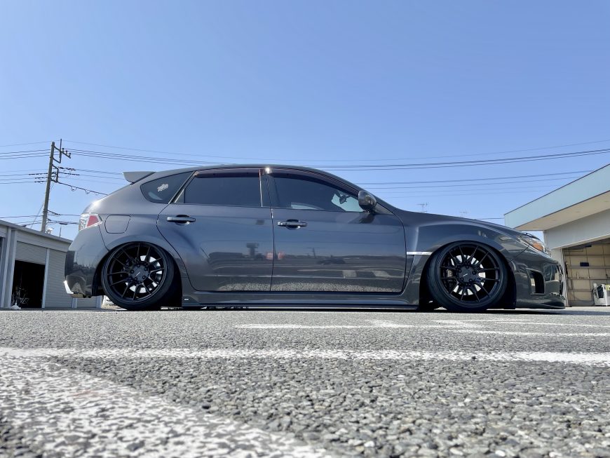 チョイワルな雰囲気がたまらない！インプレッサ WRX STIに10.5JのENKEI
