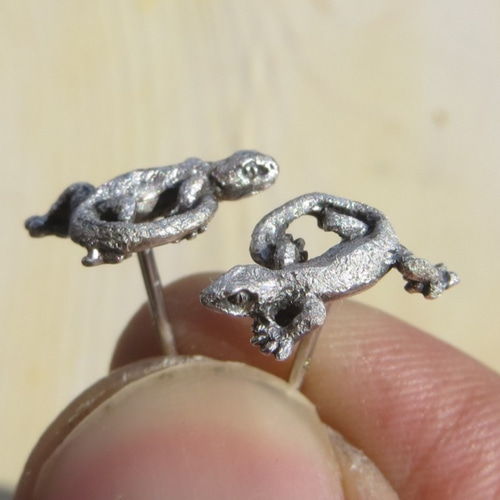 117 シルバーカラーのトカゲさんアシメ　　ハンドメイド　ピアスorイヤリング ピアス トカゲ シンプル メンズ レディース ユニセックス 小さめ