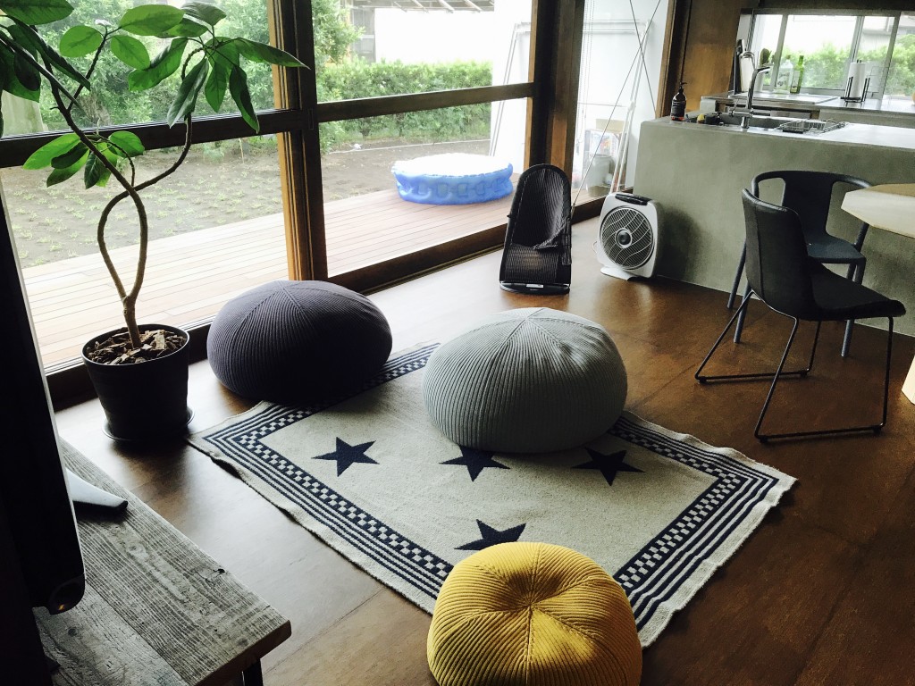 カリモクのテーブルとPUUFがあるお家| Works | HAPPY TIME DIRECTION