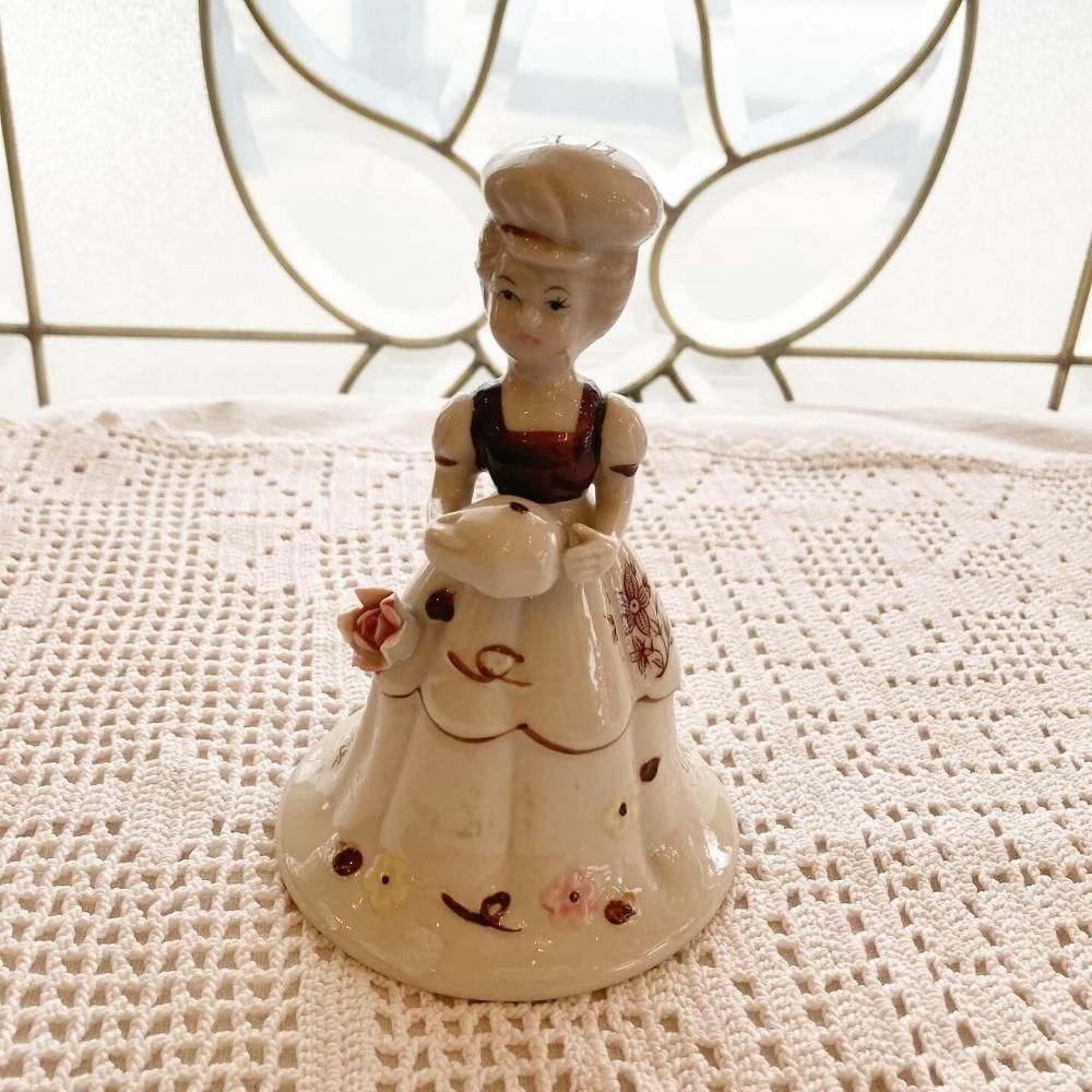 フランス直輸入可愛らしい貴婦人 陶器の人形（呼び鈴）