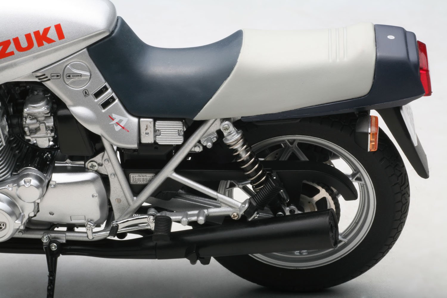 Amazon | AUTOart 1/12 スズキ GSX 1100S カタナ '81 (シルバー) 完成
