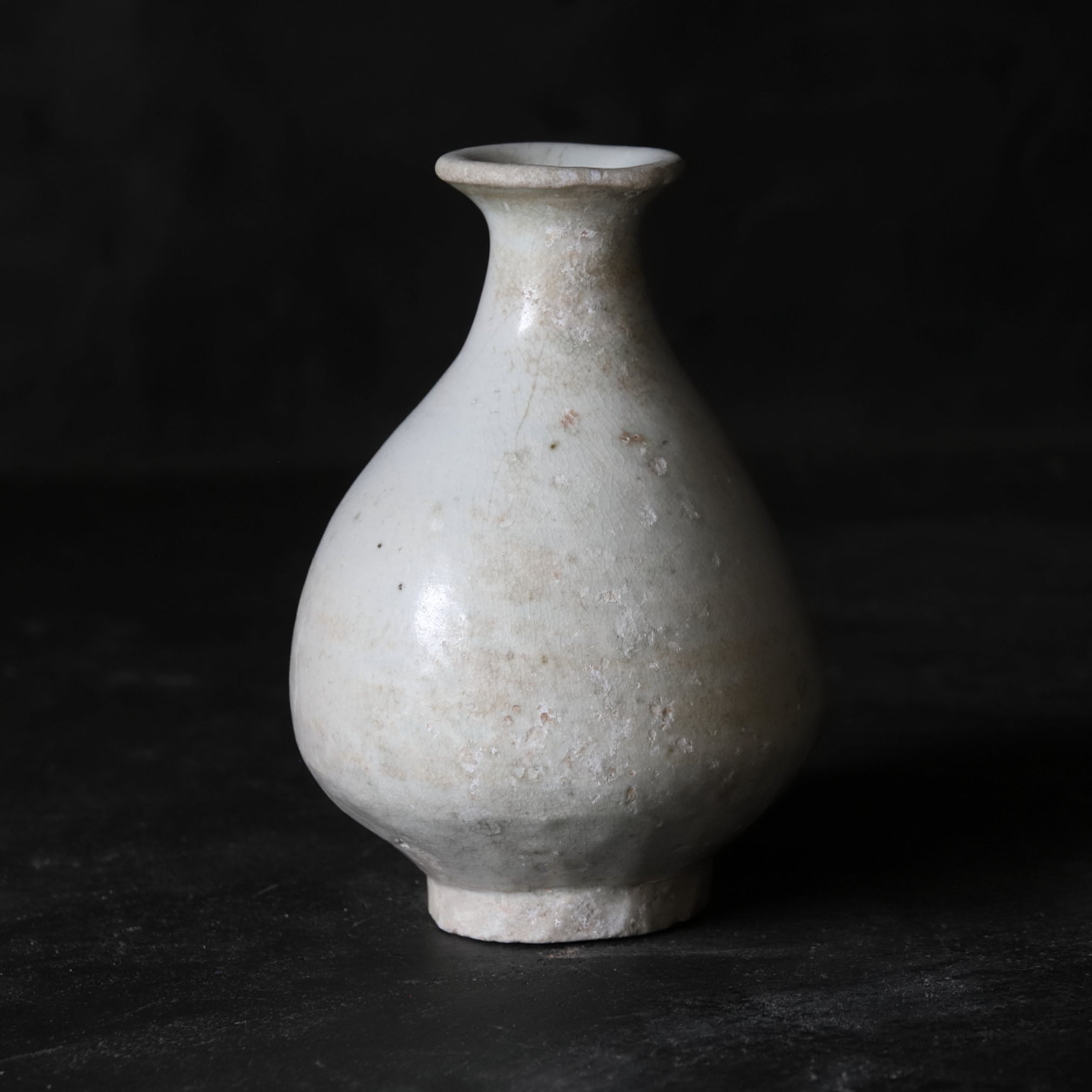 李朝 白磁瓶（1392–1897 CE） | 入蘆花（ロカニイル）