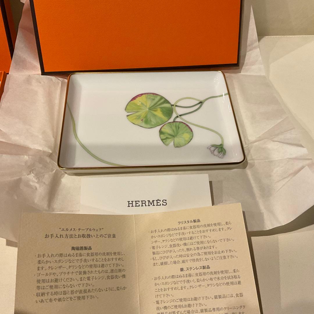 HERMÈS 蓮の葉柄 皿　角皿　プレート　新品　2枚セット エルメス HERMES ナイルの庭 お皿 蓮柄 陶器 ホワイト グリーン 食器