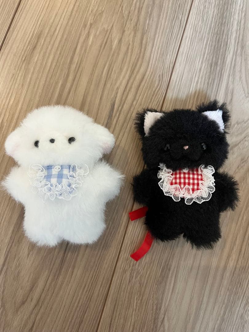 黒猫と白い犬　ぬいぐるみ　作家 ⚮̈ . 黒猫ちゃんも一緒にいくよ𓂃🏫📚 . . . . 今週ヤフオク出品予定