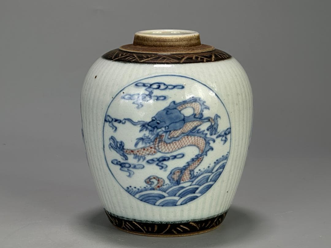 中国青磁　清朝　清時代　青花釉裏紅龍文壺　染付　辰砂　古壺　時代物　唐物　古物 青花臙脂紅龍文瓶｜収蔵品の紹介「出光コレクション」｜出光美術館