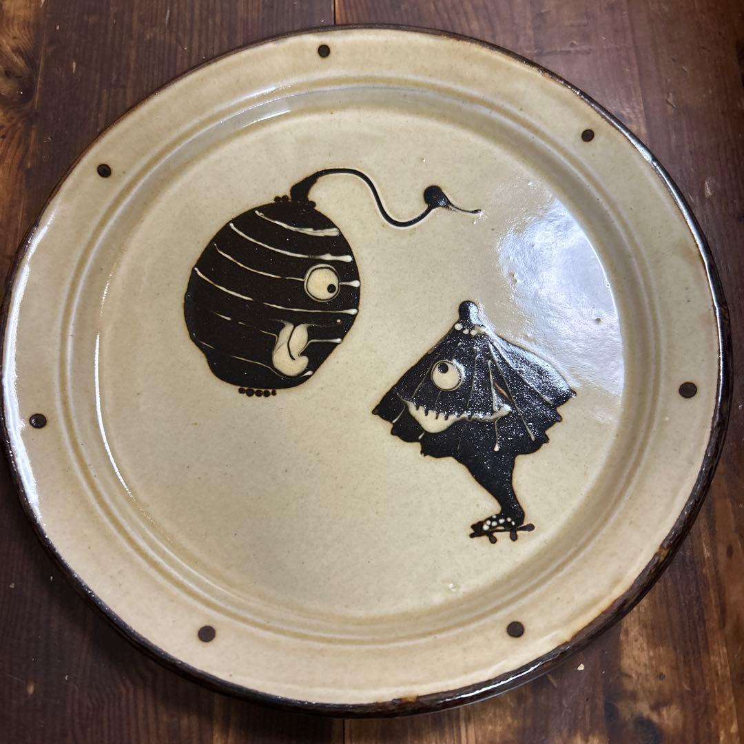 作家　陶芸作家　スリップウェア　お化け　ばけばけ　ちょうちん　傘お化け　7寸皿 ほぼすべて独学」のスタイルを貫くスリップウェア作家 「てつ工房
