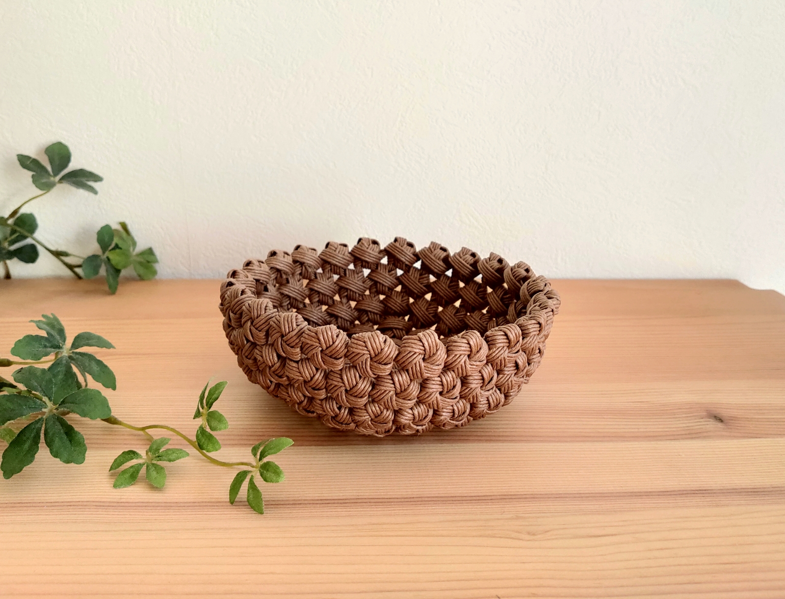 受注制作】花結び編み❀かご小物入れ［モカ色］エコ クラフトバンド